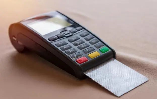如何使用POS機才能避免封卡？